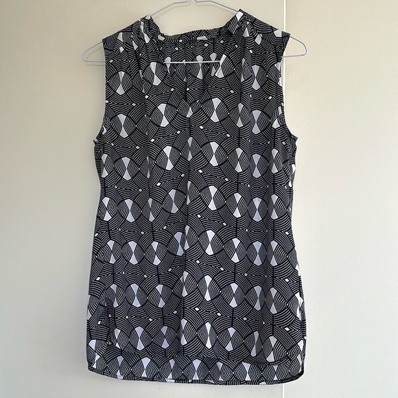 Sleeveless lightweight summer blouse. - Picture 1 of 8